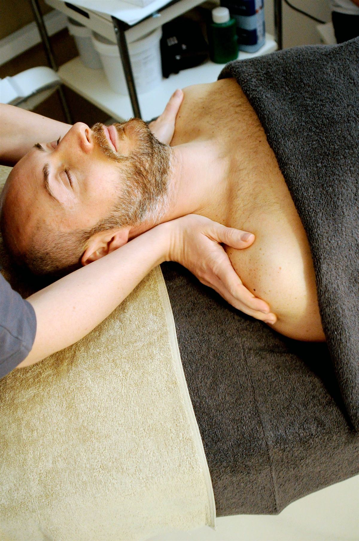 Irene realizando un masaje cervical en su cabina